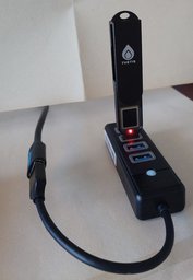 hardvérový_kľúč_vo_vertikálnej_polohe_pripojený_do_USB_hub_p_HXEqdWN.jpg
