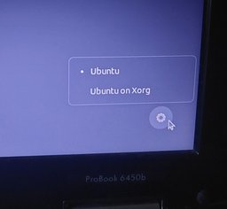 Počas_toho_ako_sa_prihlasujete_do_Ubuntu_zvoľte_Ubuntu_on_Xorg.jpg